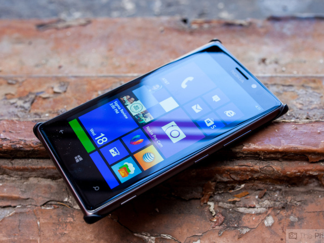 Nokia Lumia 925 в чехле с модулем беспроводной подзарядки