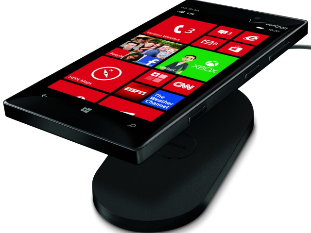 Nokia Lumia 928, беспроводная подзарядка, рекламное фото