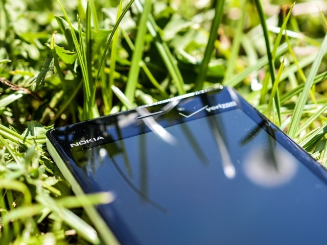Nokia Lumia 928 в траве