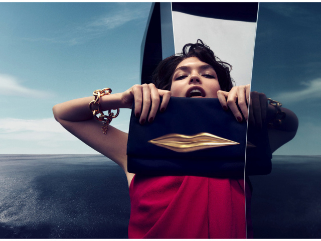 Фотография девушки в кубе на фоне моря