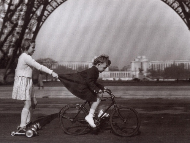 Фотография детей под Эйфелевой башней