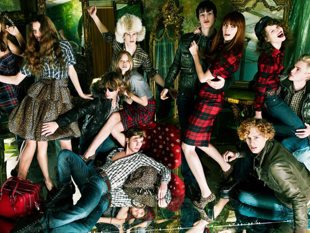 Фотография людей в модной одежде