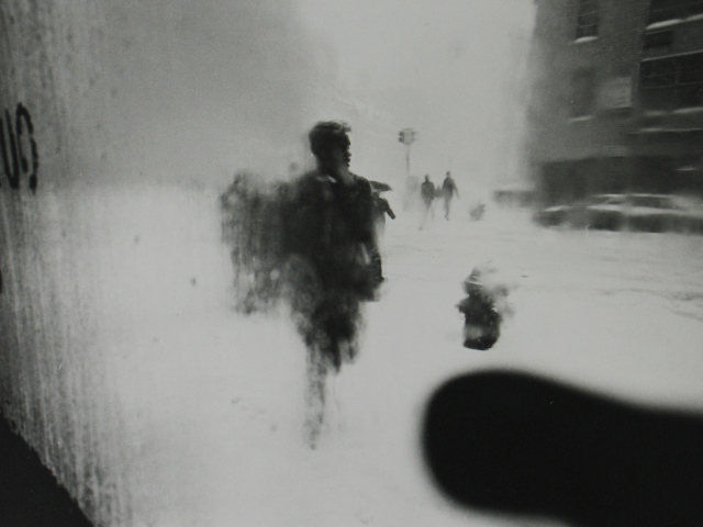 Фотография людей в заснеженном городе