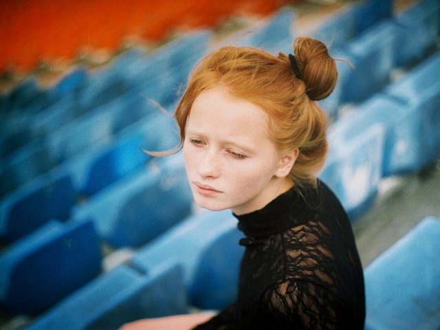 Фотография рыжей девушки в чёрном платье