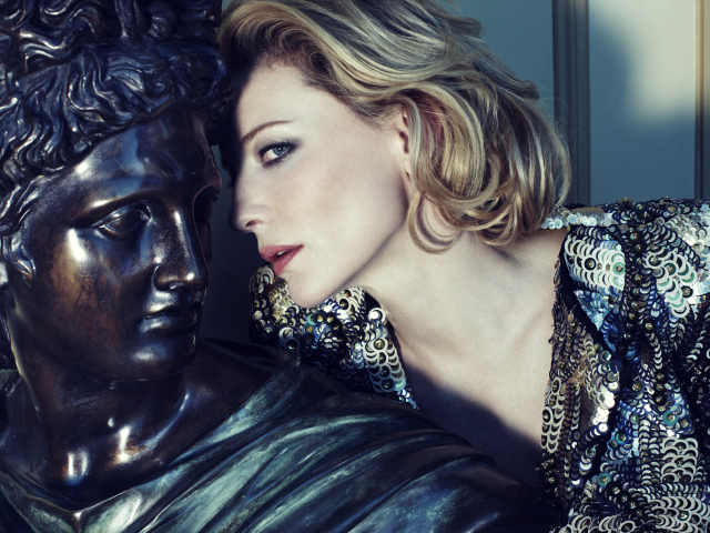 Фотография девушки и статуи