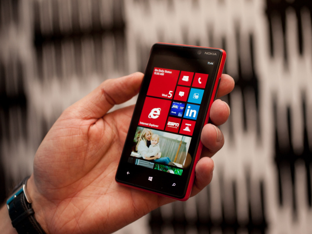 Красная Nokia Lumia 820