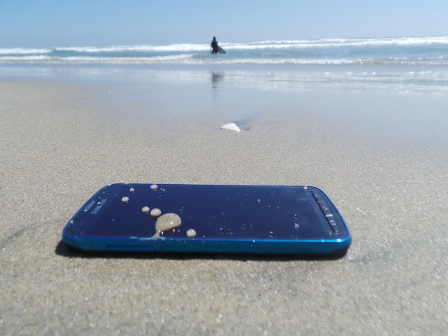 Samsung Galaxy S4 Active на песке