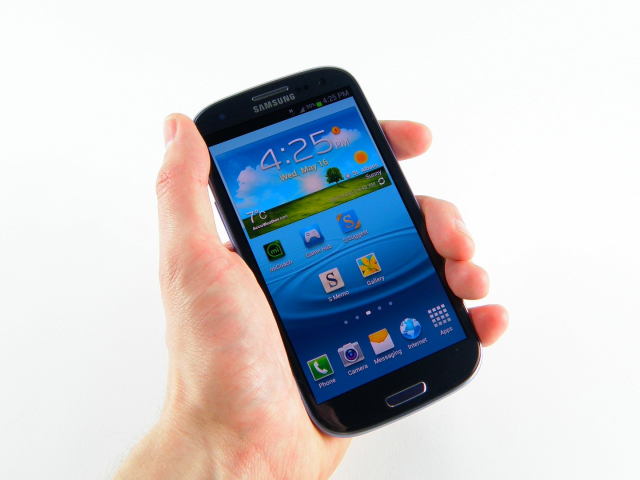 Samsung Galaxy S4 Mini на белом фоне