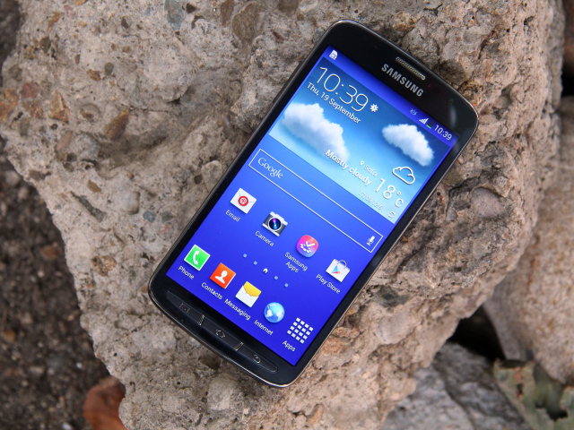 Samsung Galaxy S4 на камне