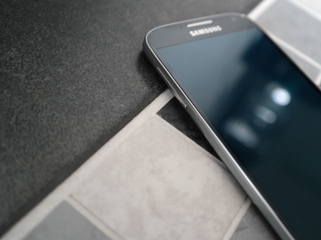 Samsung Galaxy S4 на столе
