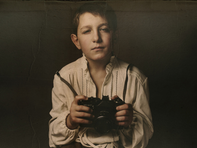 Селфи молодого фотографа с фотоаппаратом Зенит