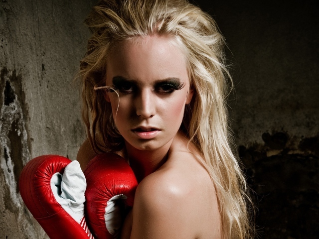 Спортивная девушка в боксерских перчатках