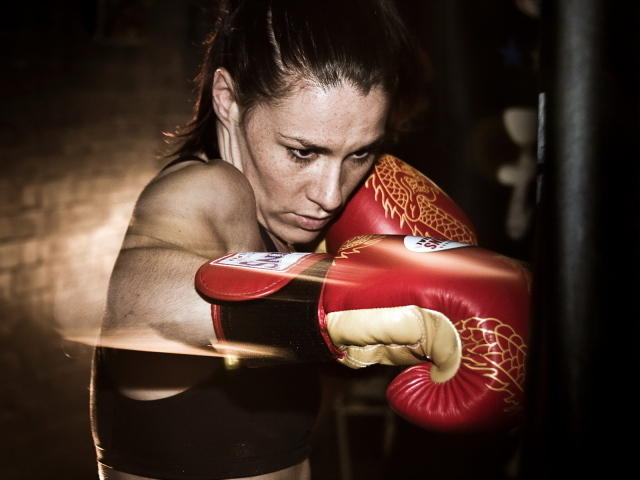Спортивная девушка боксёр