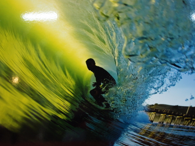 Сёрфер на волне