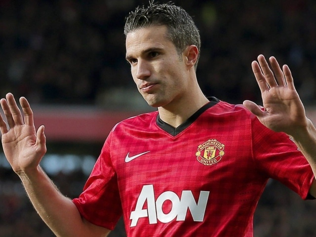 Нападавший игрок Манчестер Юнайтед Робин ван Перси получил желтую карточку