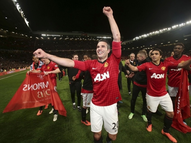 Лучший футболист Манчестер Юнайтед Робин ван Перси и его команда