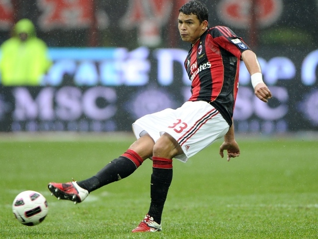 Лучший игрок ПСЖ Тиаго Силва наносит удар по мячу