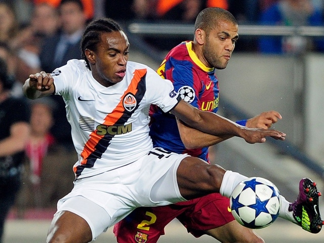 Защитник Барселоны Даниэл Алвес борется за мяч