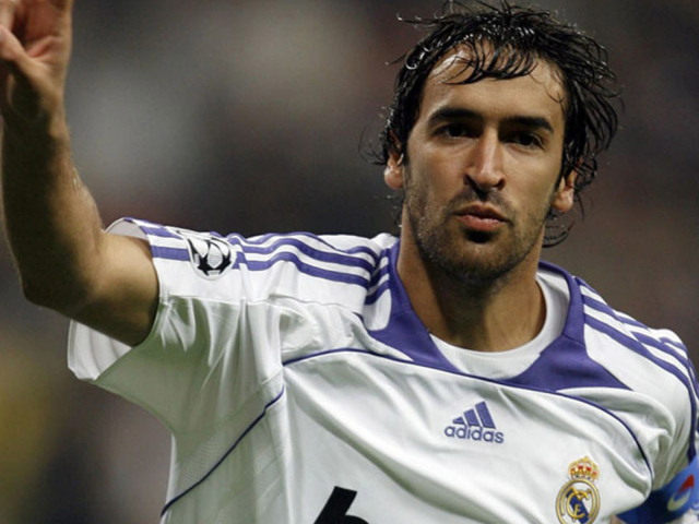 Футболист Аль Садд Рауль Гонсалес на середине игры