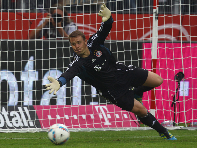 Футболист Баварии Мануэль Нойер ловит мяч