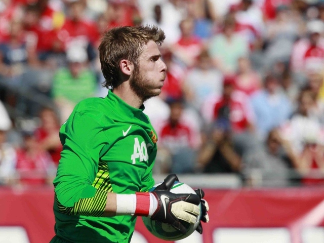 Футболист Манчестер Юнайтед Давид Де Хеа держит мяч