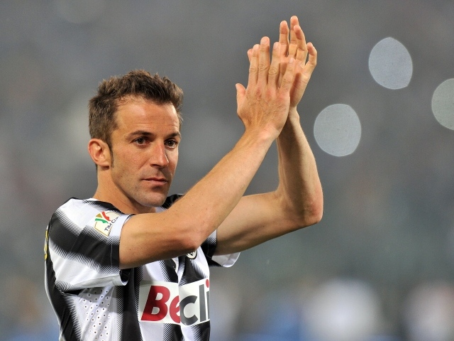 Футболист Сиднея Алессандро Дель Пьеро аплодирует своим поклонникам