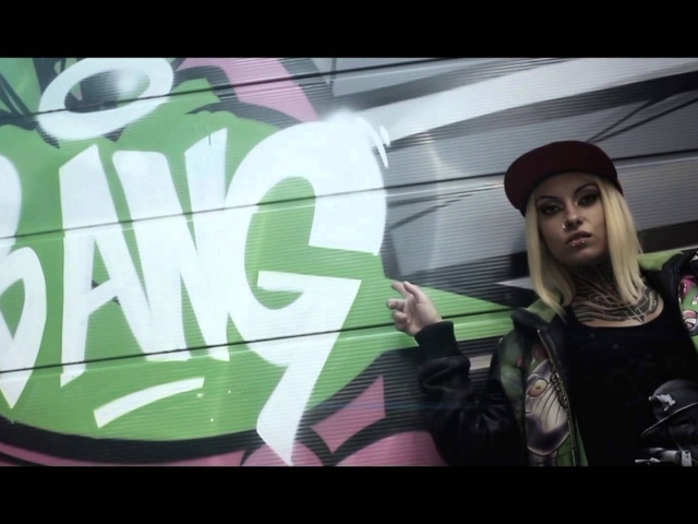 Девушка и надпись на стене Bang, swag