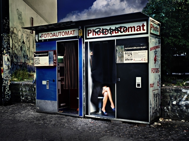 Девушка в аппарате мгновенного фото