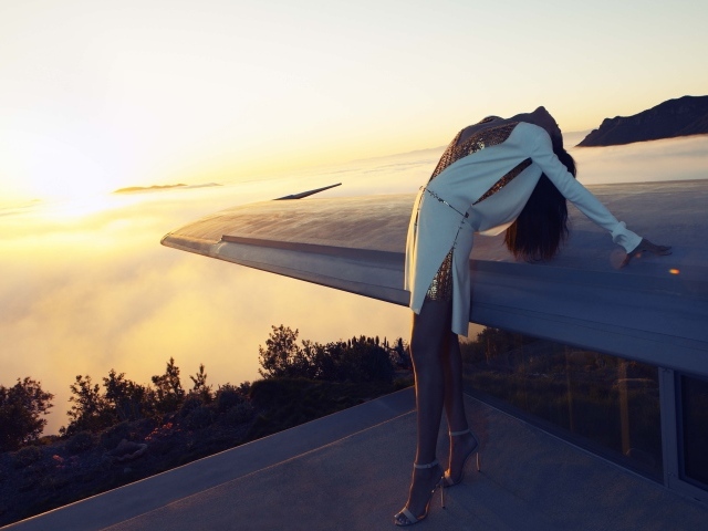 Девушка на крыше дома