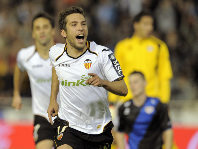 Полузащитник Барселоны Хорди Альба приходит на футбольное поле