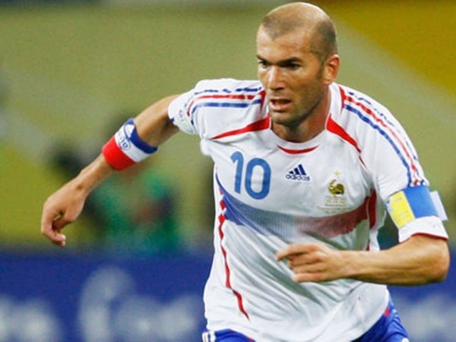 Легенда футбола Зинедин Зидан на поле