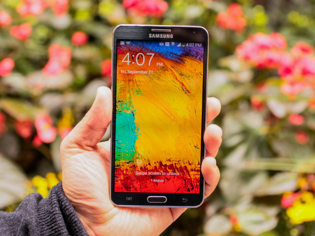 Новый Samsung Galaxy Note 3 на фоне цветов