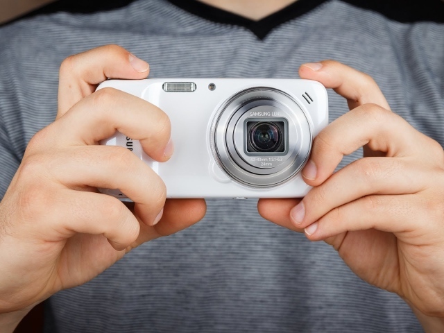 Новый камерофон Samsung Galaxy S4 Zoom в руке