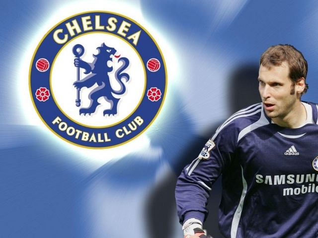 Игрок Челси Петр Чех на синем фоне