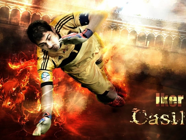 Игрок Реал Мадрида Икер Касильяс ловит мяч