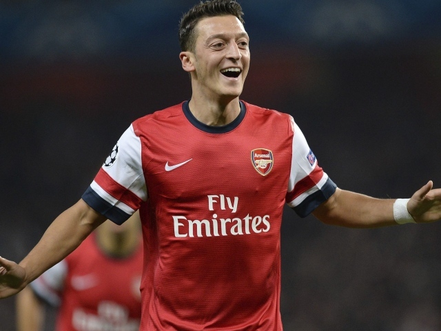 Игрок Арсенала Месут Озил радуется после победы