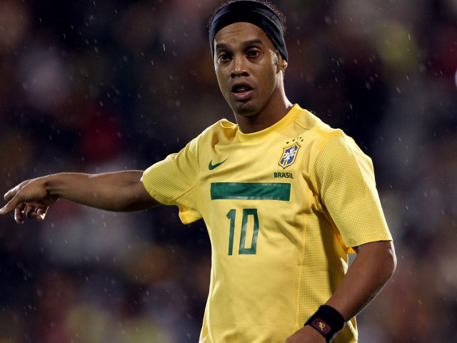 Игрок Атлетико Минейро Роналдиньо в футболке Бразилии