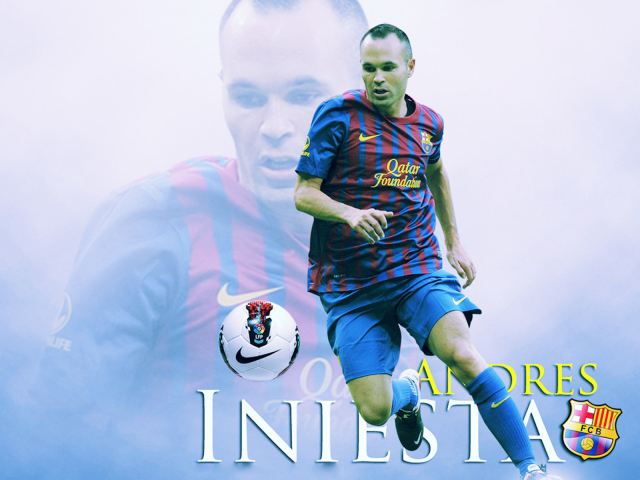 Игрок Барселоны Андрес Иньеста с мячом