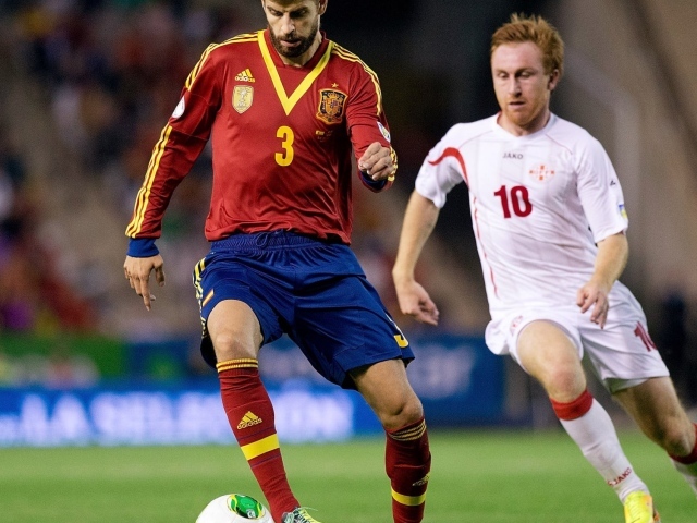 Игрок Барселоны Херард Пике забирает мяч