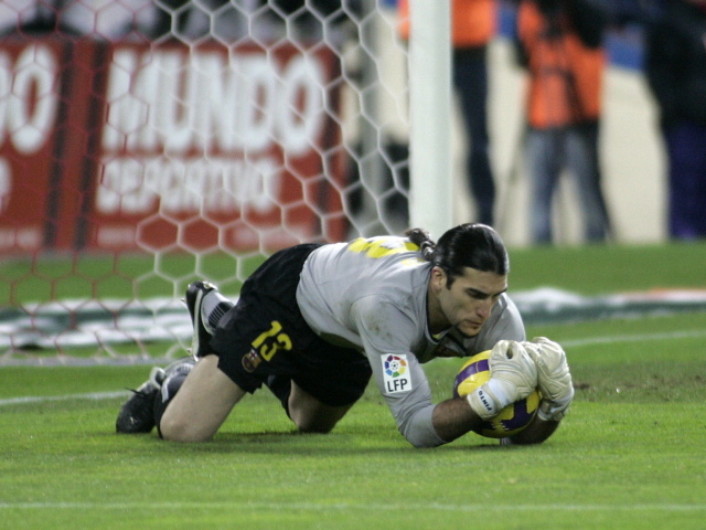 Игрок Барселоны Хосе Пинто является ловит мяч