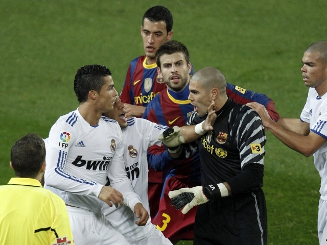 Игрок Барселоны Виктор Вальдес в конфликте