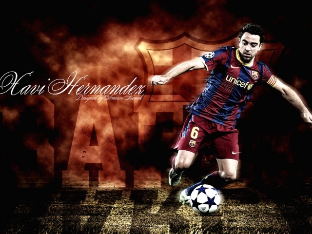 Игрок Барселоны Хави Эрнандес бьет мяч