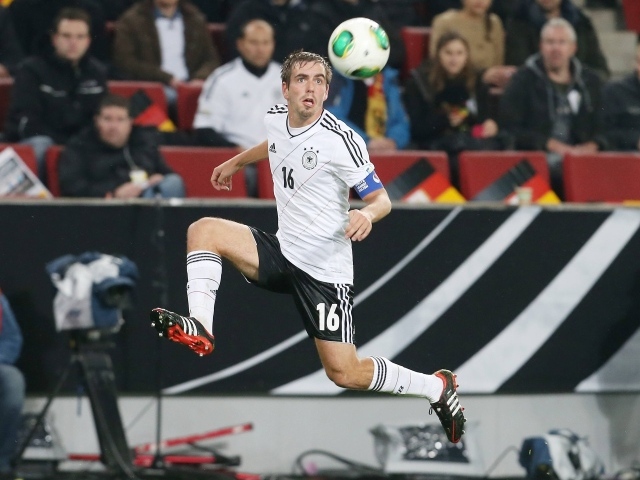 Игрок из Бавария Филипп Лам пытаясь ударить по мячу