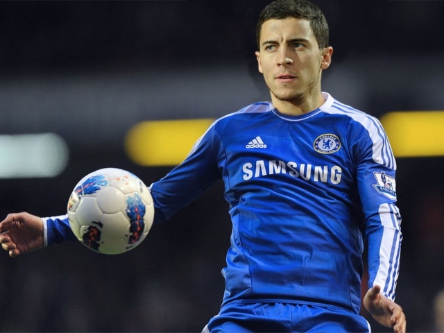 Игрок Челси Эден Азар с мячом