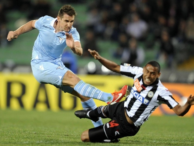 Игрок из Лацио Мирослав Клозе он стреляет он забивает