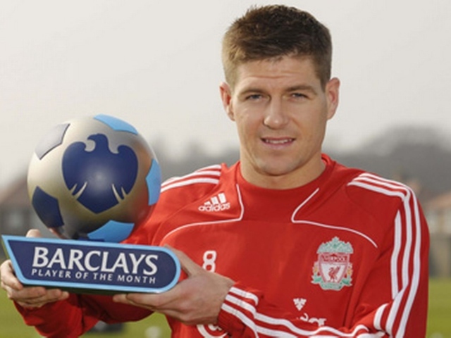  Игрок Ливерпуля Стивен с другими трофеем