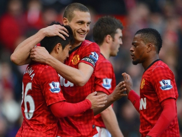 Игрок Манчестер Юнайтед Неманья Видич обнимает своего товарища по команде