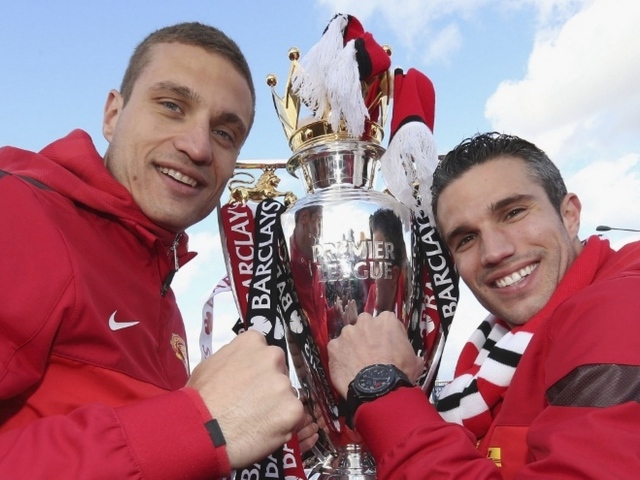 Игрок Манчестер Юнайтед Неманья Видич с трофеем