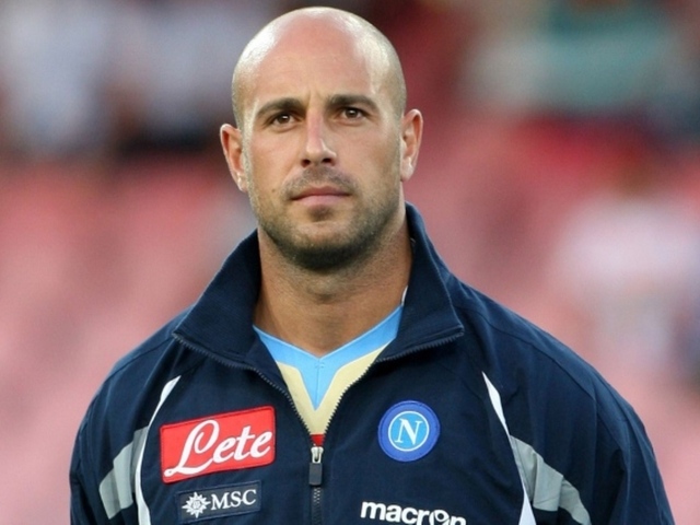 Игрок из Наполи Пепе Рейна перед игрой