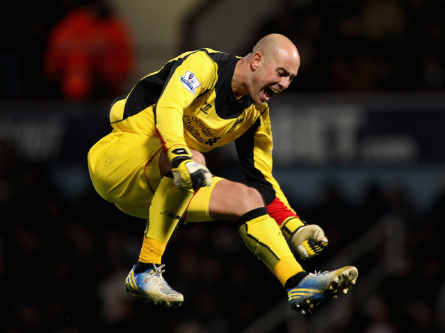 Игрок из Наполи Пепе Рейна в воздухе